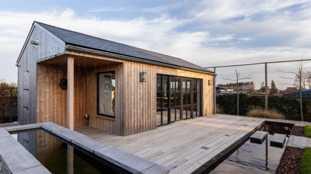 zijaanzicht bijgebouw geetbets houtskelet limburg belgie zelf bouwen poolhouse