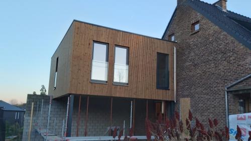 landen houtskeletbouw project optopping aanbouw houten gevelbekleding duurzaam energiezuinige woning uitbouw