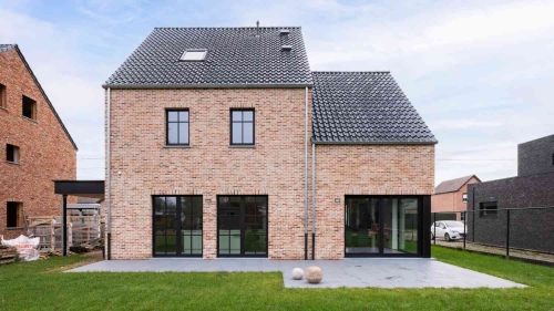 achtergevel-carport-houtskeletbouw-zelfbouwen-zelf-huis-bouwen-gevelsteen (1)