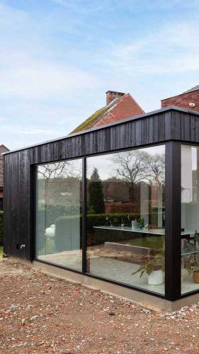 houtskeletbouw-aanbouw-natuurlijk-licht-grote-ramen-houten-gevelbekleding-bouwen-aan-woning (1)