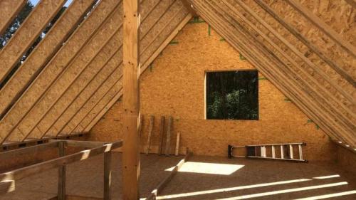 nieuwbouw-hellend-dak-ham-houtskeletbouw-zelfbouw-zelf-huis-bouwen-skeletbouw-duurzaam-bouwen-belgie