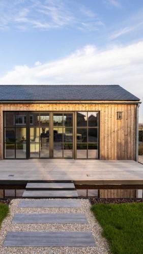 vooraanzicht-afgewerkte-bijgebouw-in-houtskelet-zelf-geplaatst-begeleid-zelfbouwpakket